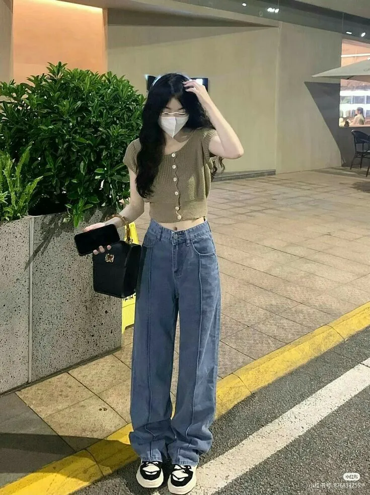 Áo thun croptop mix & match năng động, trẻ trung cùng quần jean ống suông (Nguồn: Routine)
