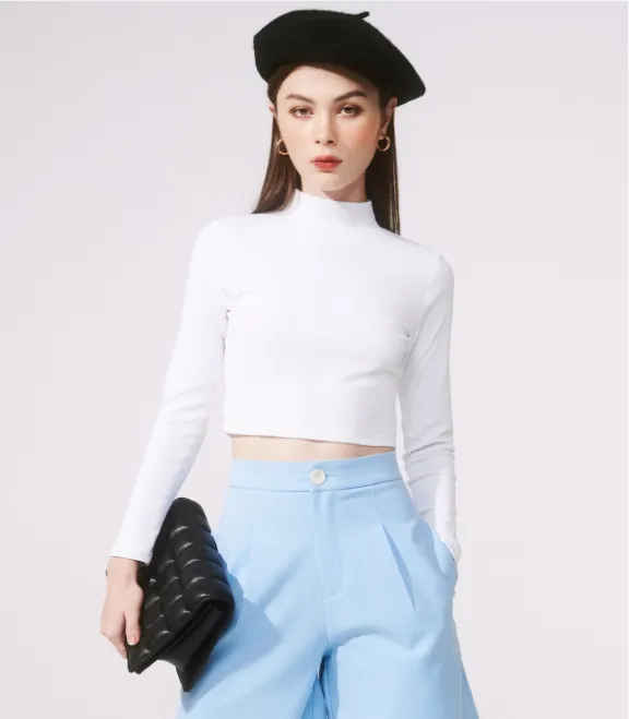 Áo croptop trắng mix cùng quần short màu xanh nước biển (Nguồn: Internet)