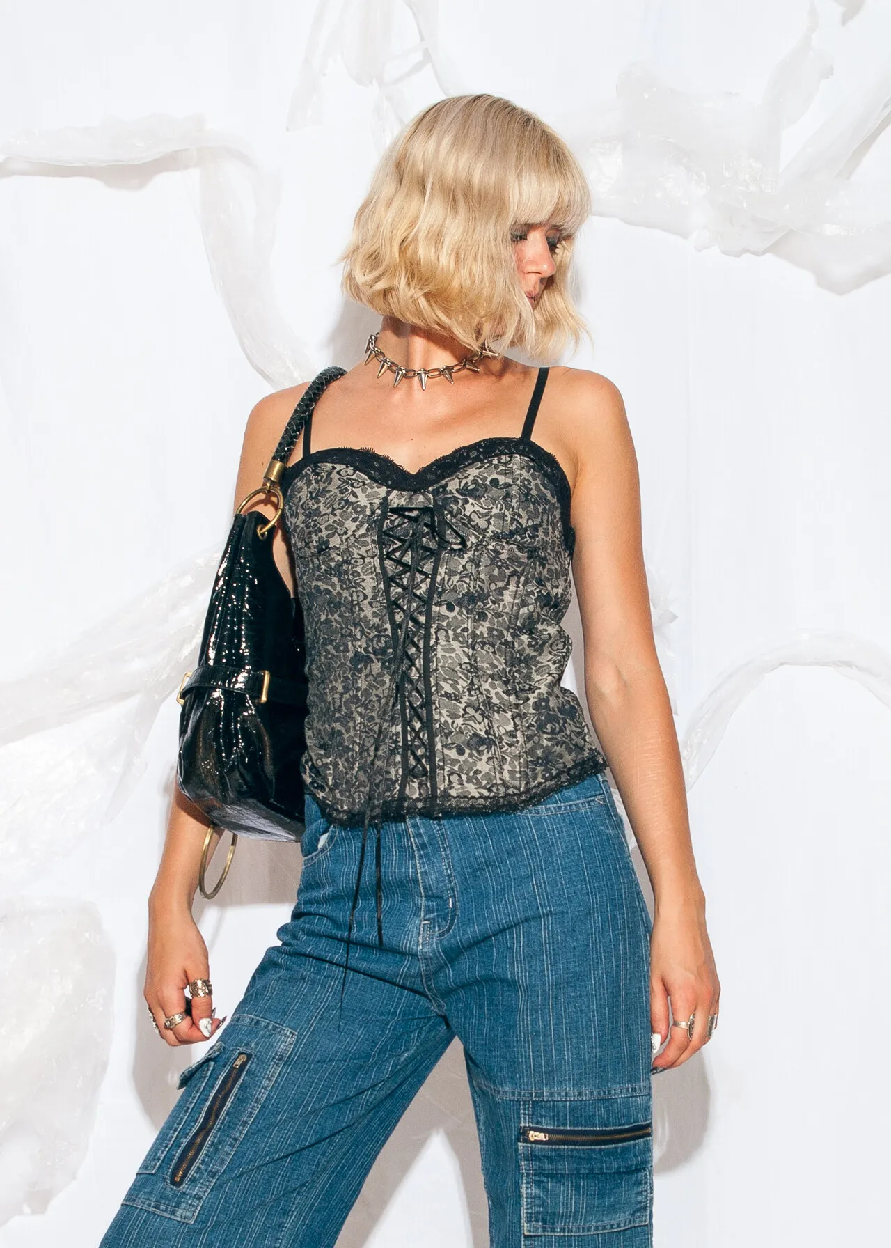 Áo corset kết hợp với túi xách kẹp nách là sự kết hợp đầy quyến rũ và phong cách (Nguồn: Internet)