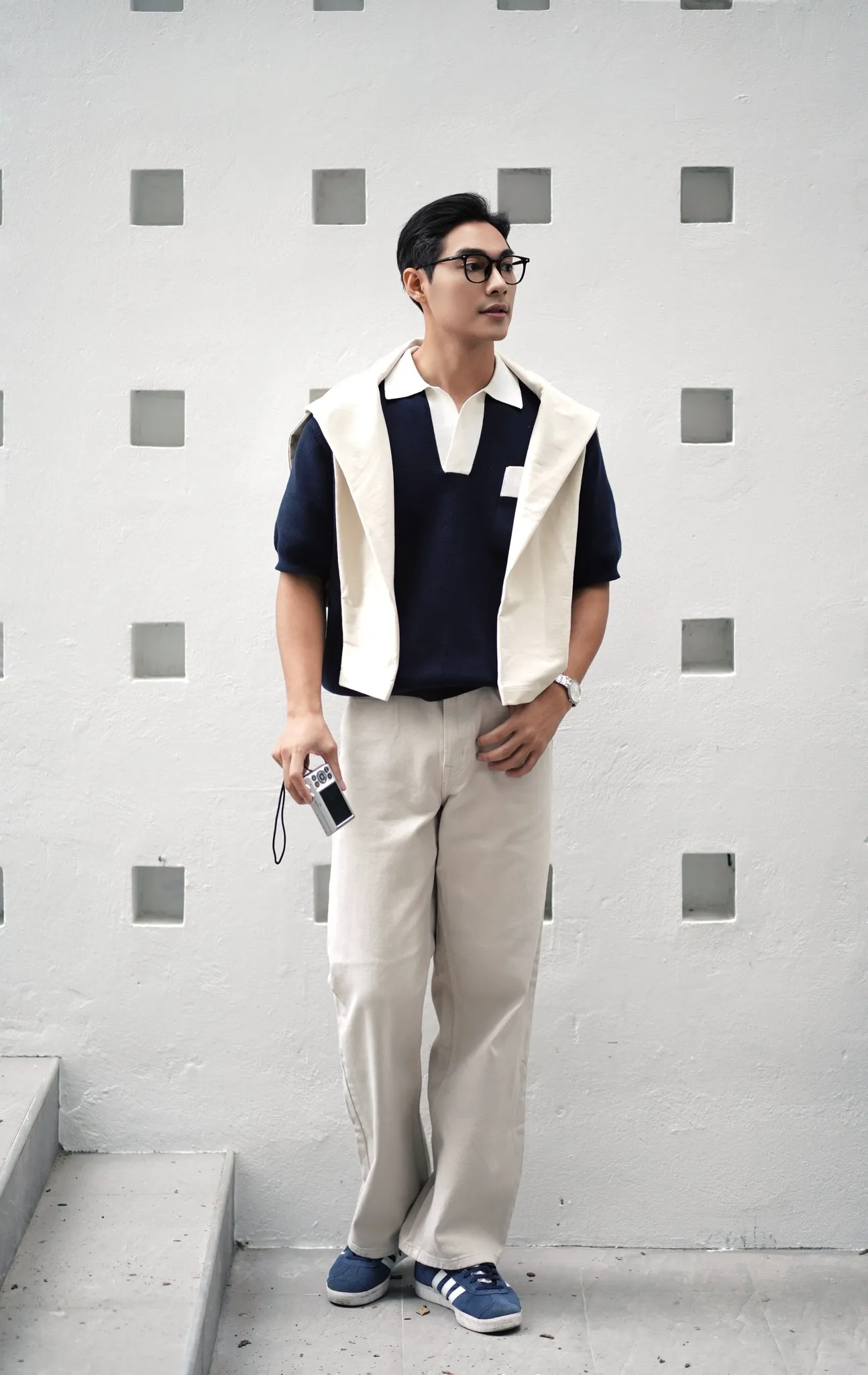 Áo dệt kim tay ngắn kết hợp cùng quần jeans ống đứng mang đến vẻ ngoài thời trang và thoải mái (Nguồn: Routine)