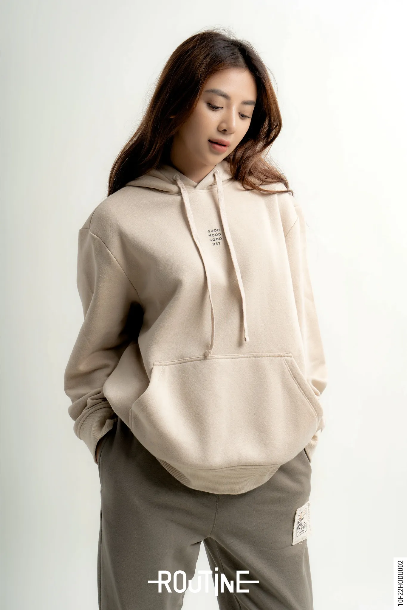 Áo hoodie là kiểu áo có mũ phù hợp mặc vào mùa thu đông (Nguồn: Routine)