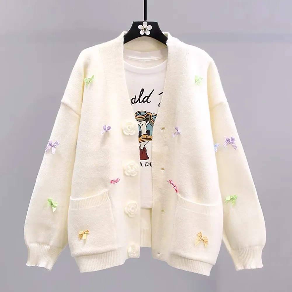 Áo khoác cardigan là loại áo khoác mỏng nhẹ, thường làm từ len hoặc cotton (Nguồn: Internet)