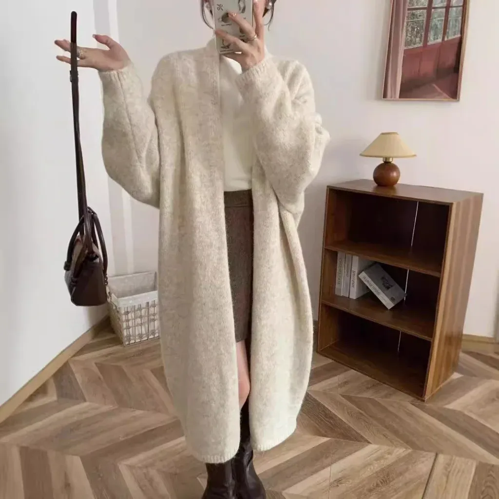 Áo khoác cardigan nữ Hàn Quốc dáng dài rất phù hợp cho những ngày thu đông se lạnh (Nguồn: Internet)