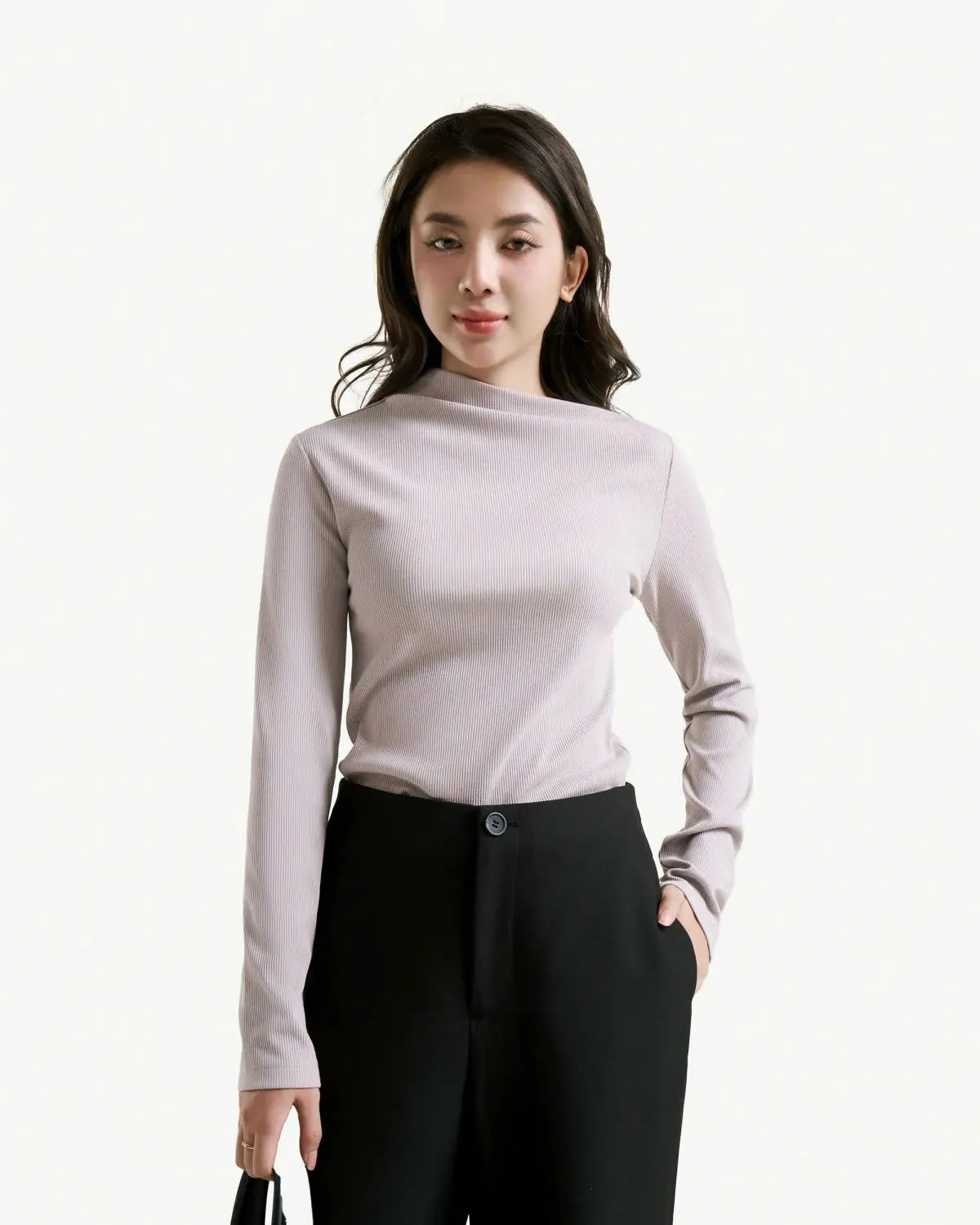 Áo kiểu lệch vai sành điệu và kín đáo (Nguồn: Routine)