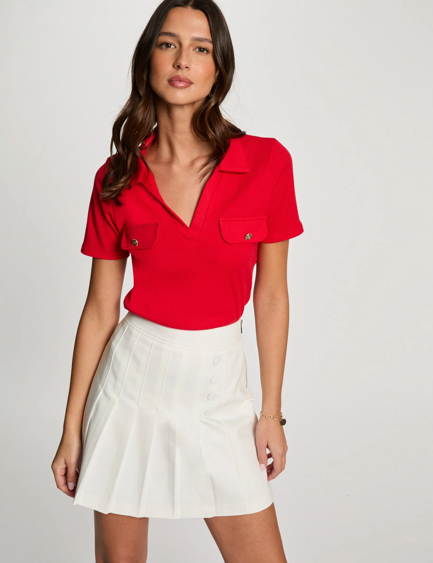 Áo kiểu màu đỏ mix cùng chân váy tennis trắng (Nguồn: Internet)