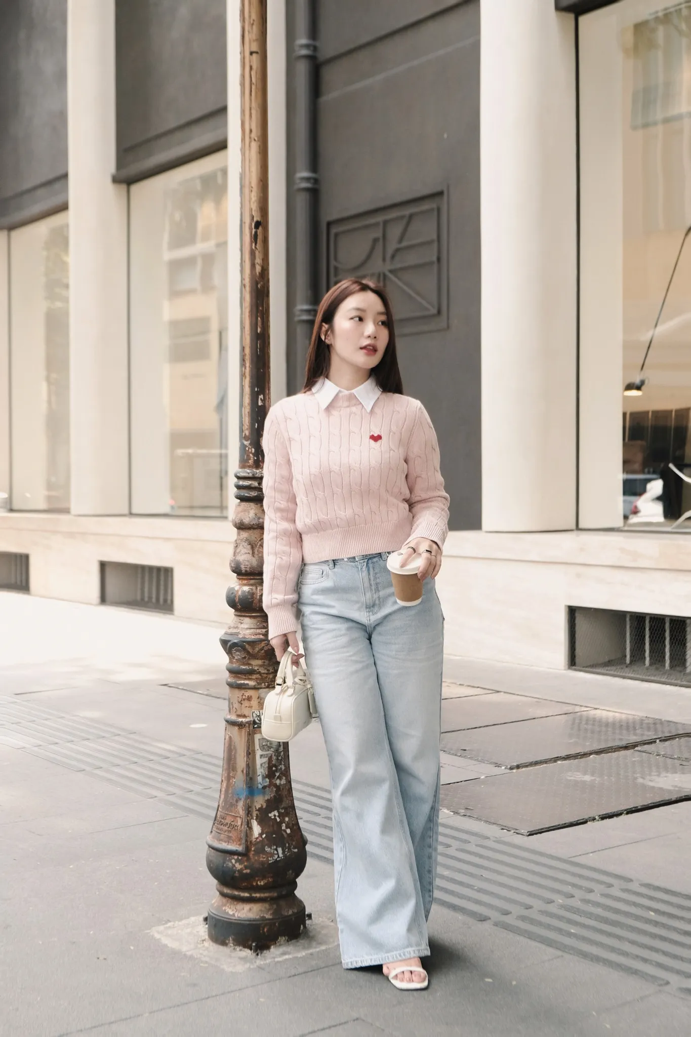 Phối quần jean ống suông và áo len dài tay ấm áp