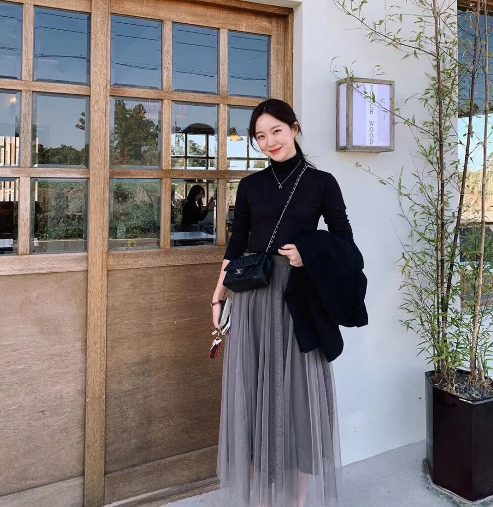 Áo len ôm&nbsp;body&nbsp;mix&nbsp;cùng chân váy dài voan đơn giản, ấm áp