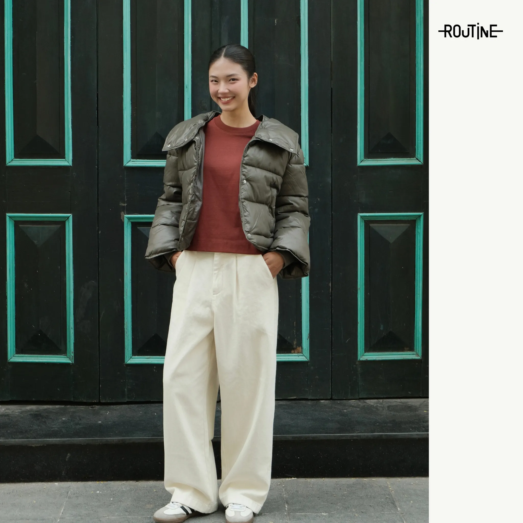 Phối đồ hiện đại với áo xanh rêu và quần màu trắng (Nguồn: internet)