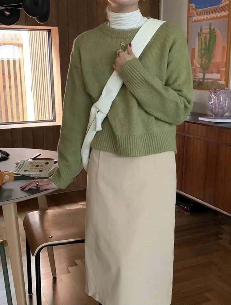 Áo pullover xanh lá kết hợp với chân váy dài màu be nhẹ nhàng, thanh lịch (Nguồn: Internet)