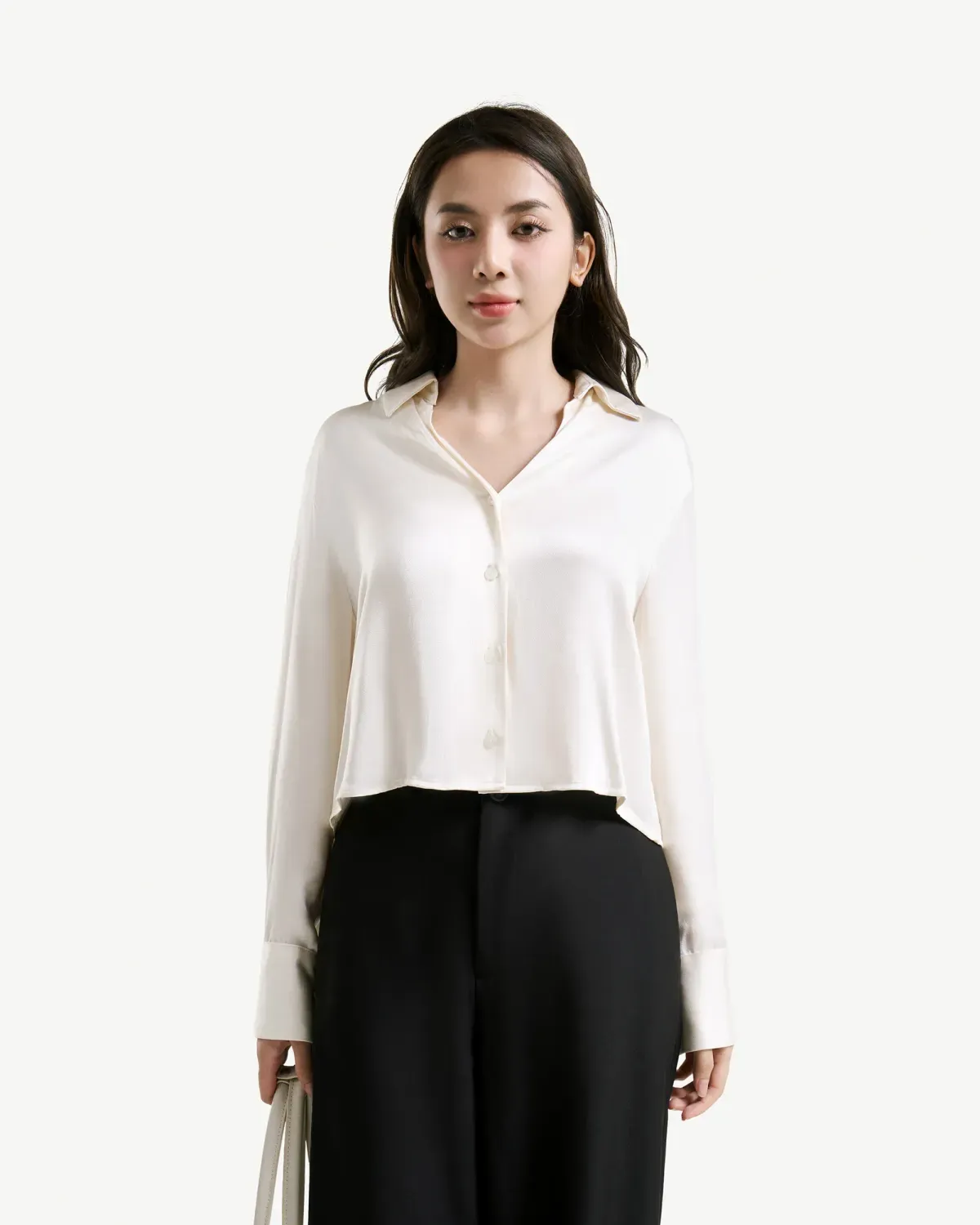 Áo sơ mi lụa sang trọng và thanh lịch (Nguồn: Routine)