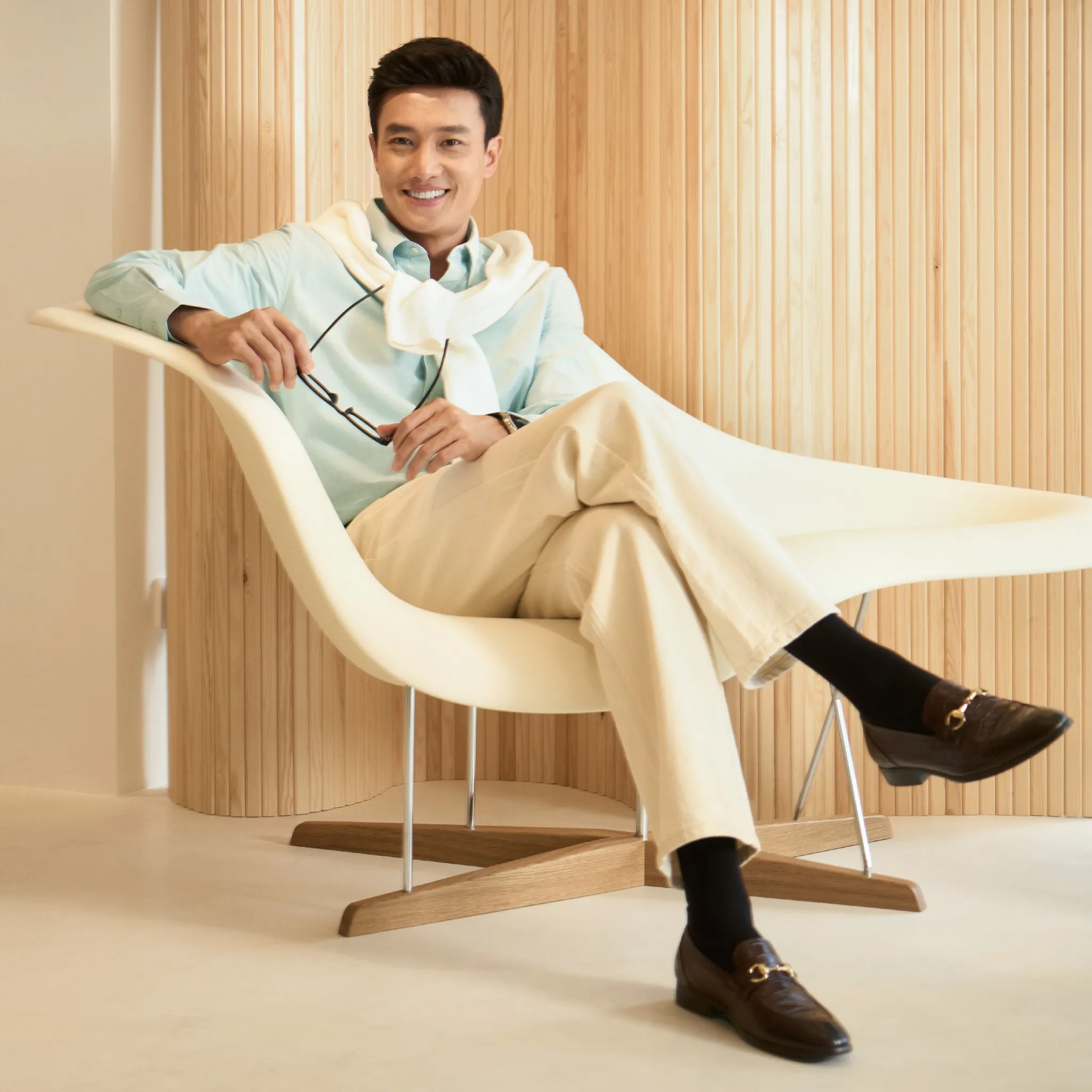 Phối đồ với áo sơ mi oxford tạo nên phong cách smart-casual thoải mái nhưng thanh lịch (Nguồn: Routine)