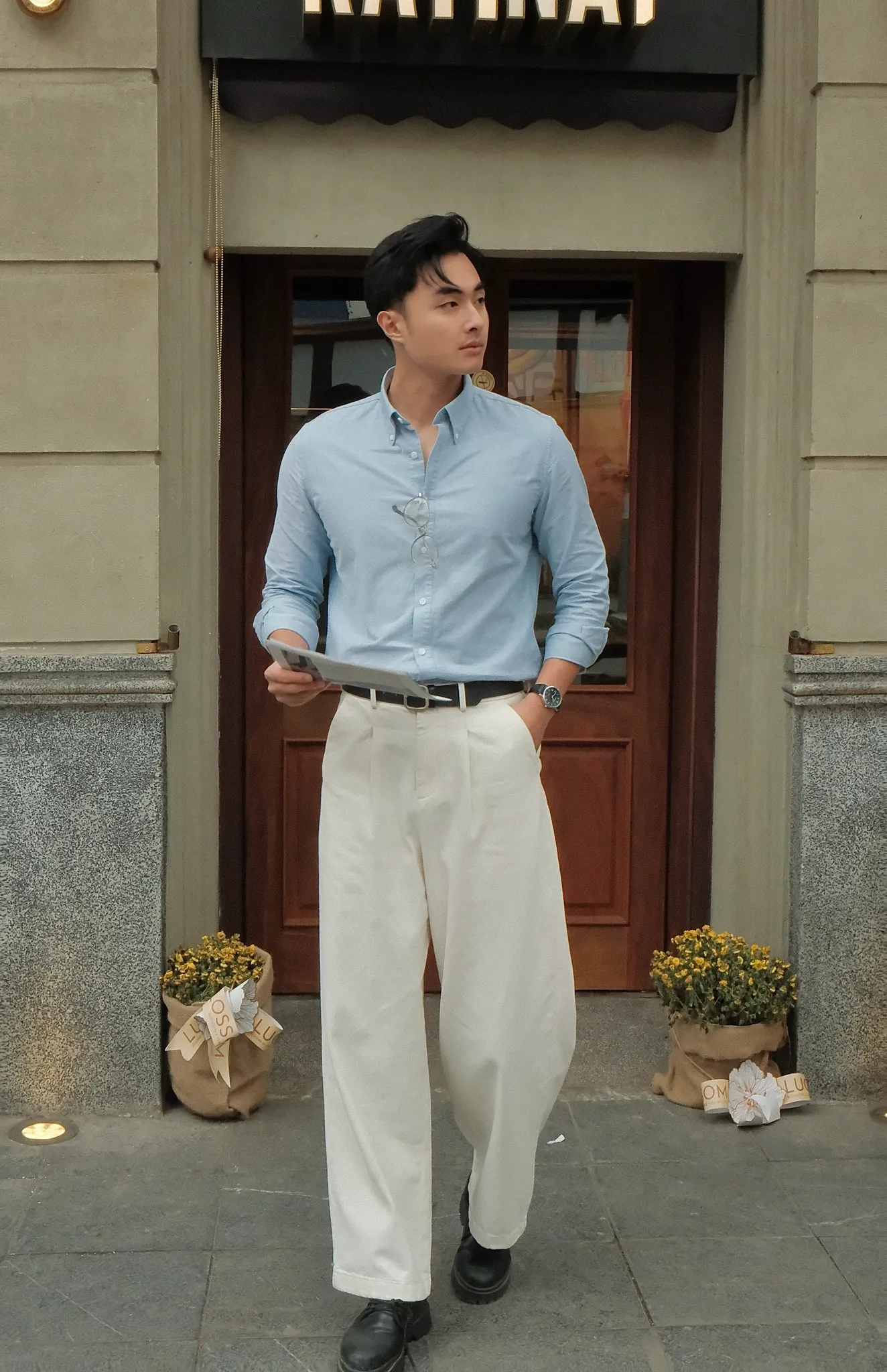 Áo sơ mi + Quần jean trắng ống suông đi đám cưới là outfit vừa thanh lịch vừa trẻ trung (Nguồn: Routine)