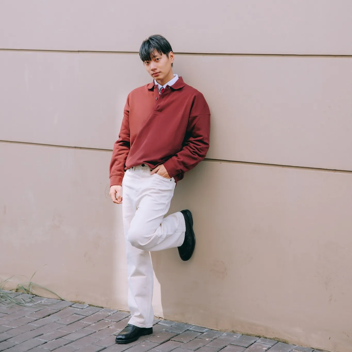 Áo sweater cổ polo đỏ đô phối quần kaki nam trắng dài mang hơi hướng cổ điển (Nguồn: Routine)