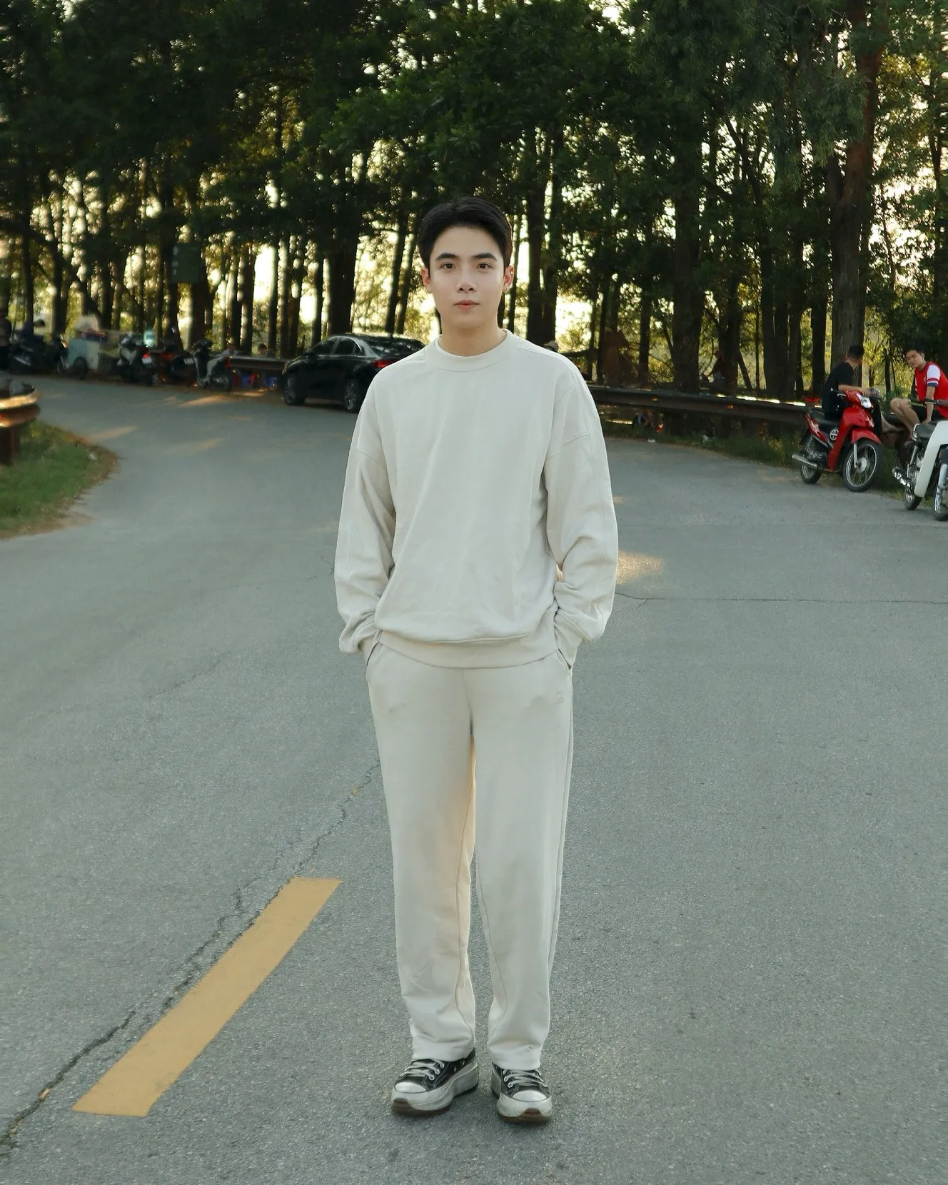 Năng động khi phối sweater cùng quần jogger cá tính (Nguồn: internet)