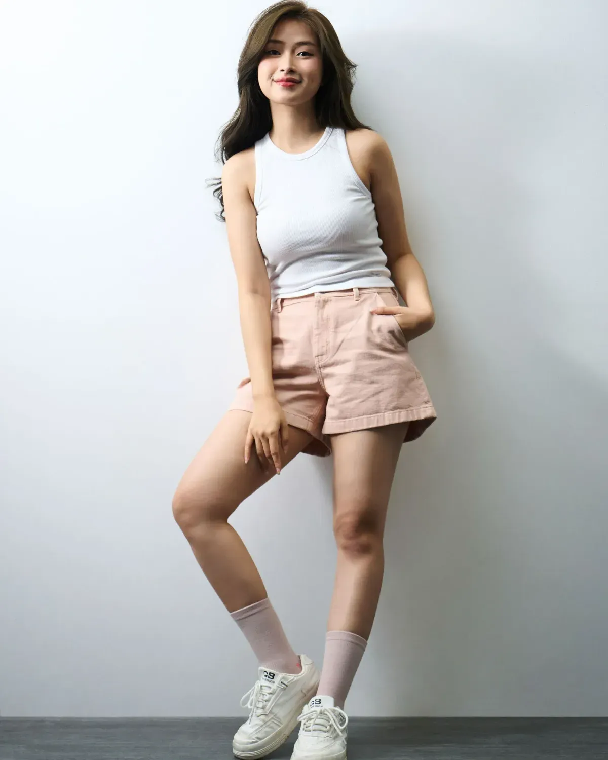 Áo tank top nữ cổ halter mix cùng quần short đơn giản, thoải mái (Nguồn: Routine)