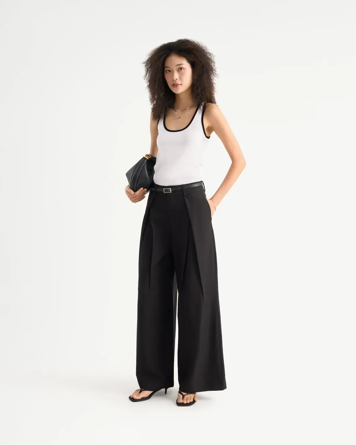 Áo tanktop slimme nữ phối màu viền cổ mix cùng quần ống rộng thanh lịch (Nguồn: Routine)