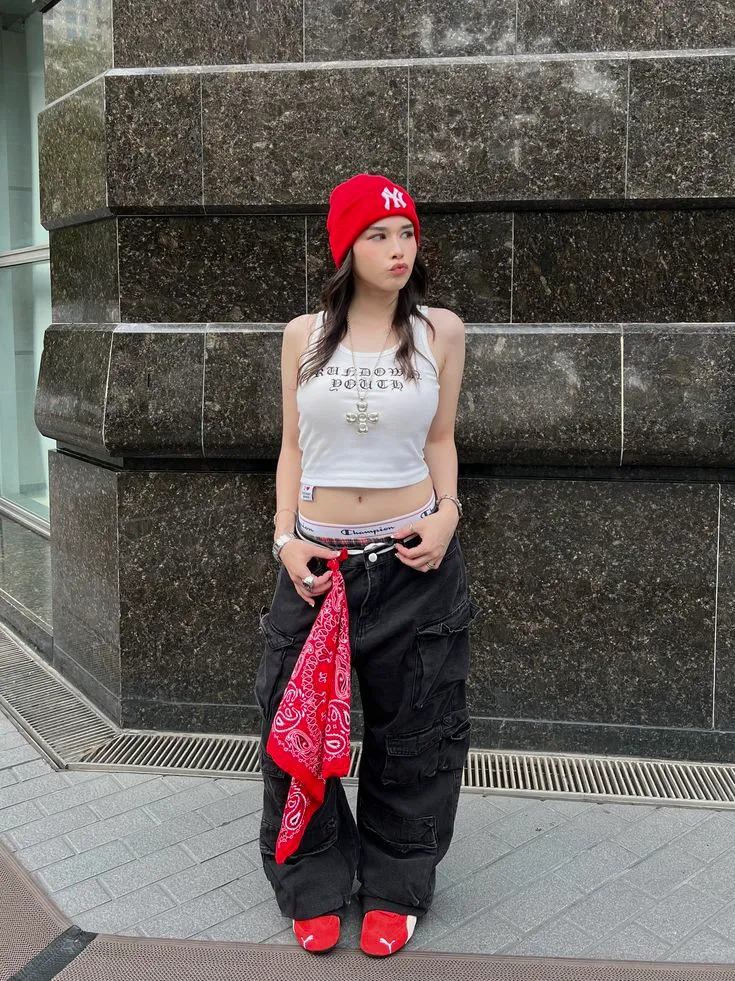 Áo tanktop và quần ống rộng phá cách là gợi ý mix đồ đi concert cá tính (Nguồn: Internet)