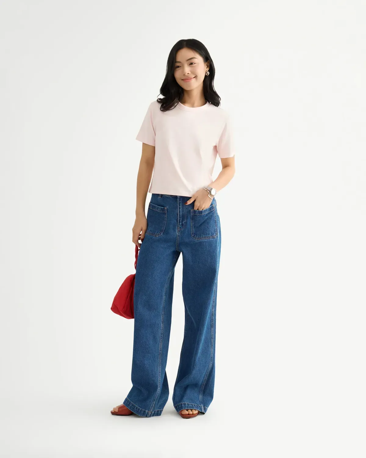 Áo thun baby tee nữ basic phối chung với quần jean ống suông năng động (Nguồn: Routine)