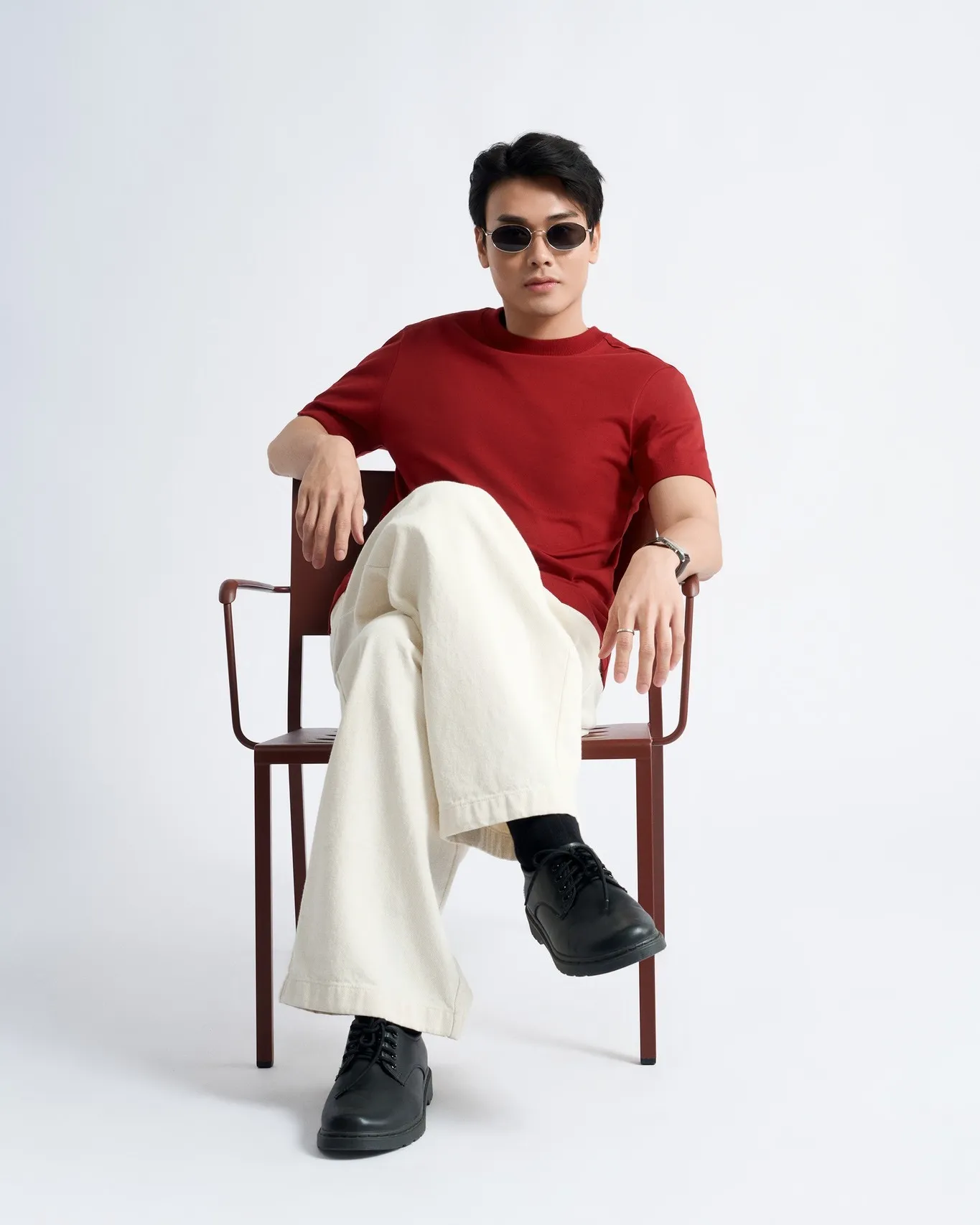 Kết hợp áo thun đỏ đô và quần kaki trắng tạo nên một outfit trẻ trung (Nguồn: Routine)