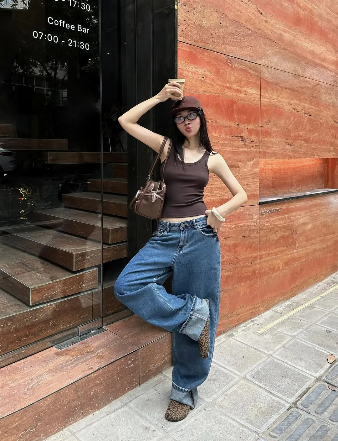 Áo thun màu nâu đất ôm sát, làm nổi bật vóc dáng và mang lại cảm giác khỏe khoắn, hiện đại (Nguồn: Routine)