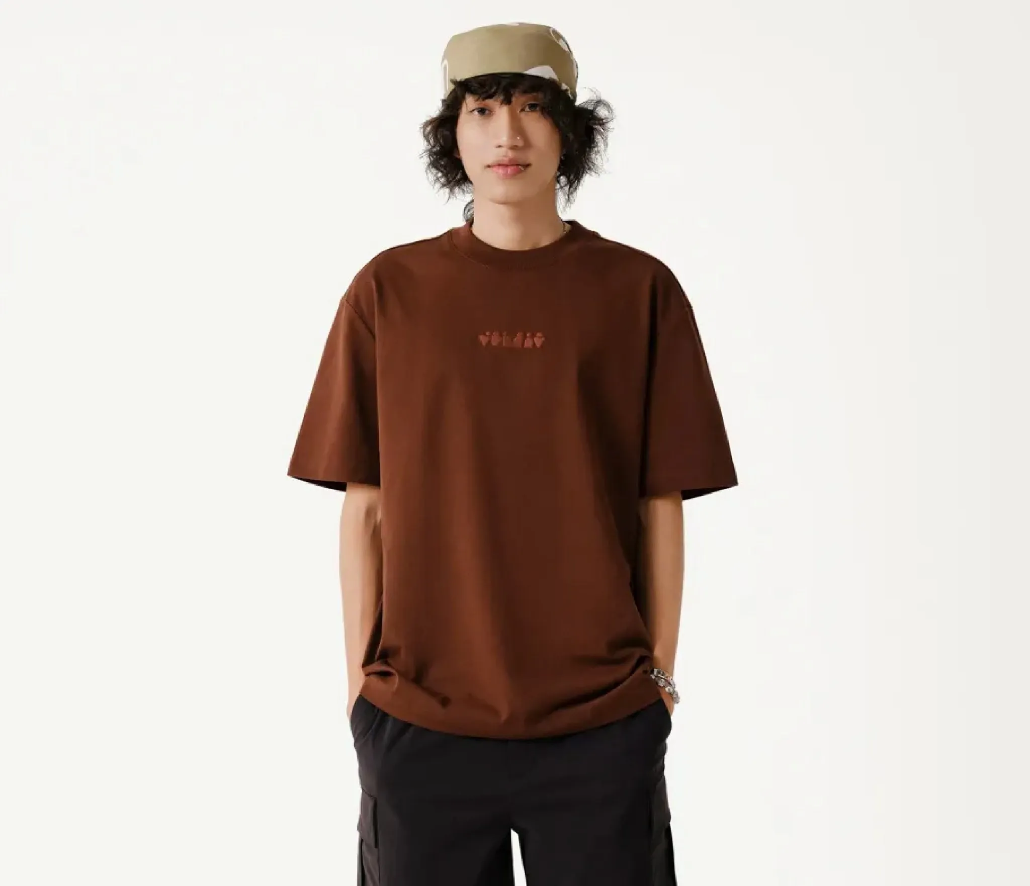 Áo thun nâu đất form rộng basic, dễ phối hợp, phù hợp cho phong cách streetwear hoặc outfit thường ngày (Nguồn: Routine)