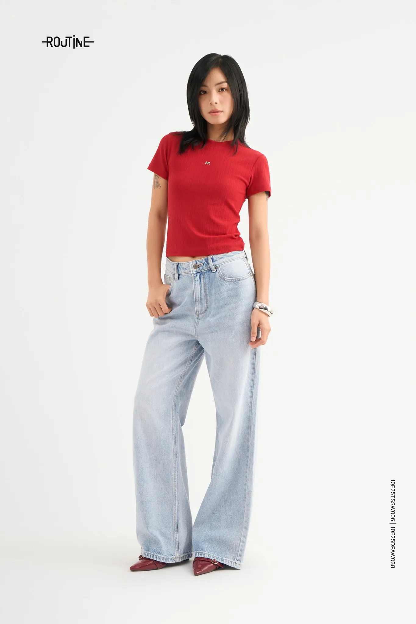 Mẫu áo thun body phối quần jeans ống suông sành điệu