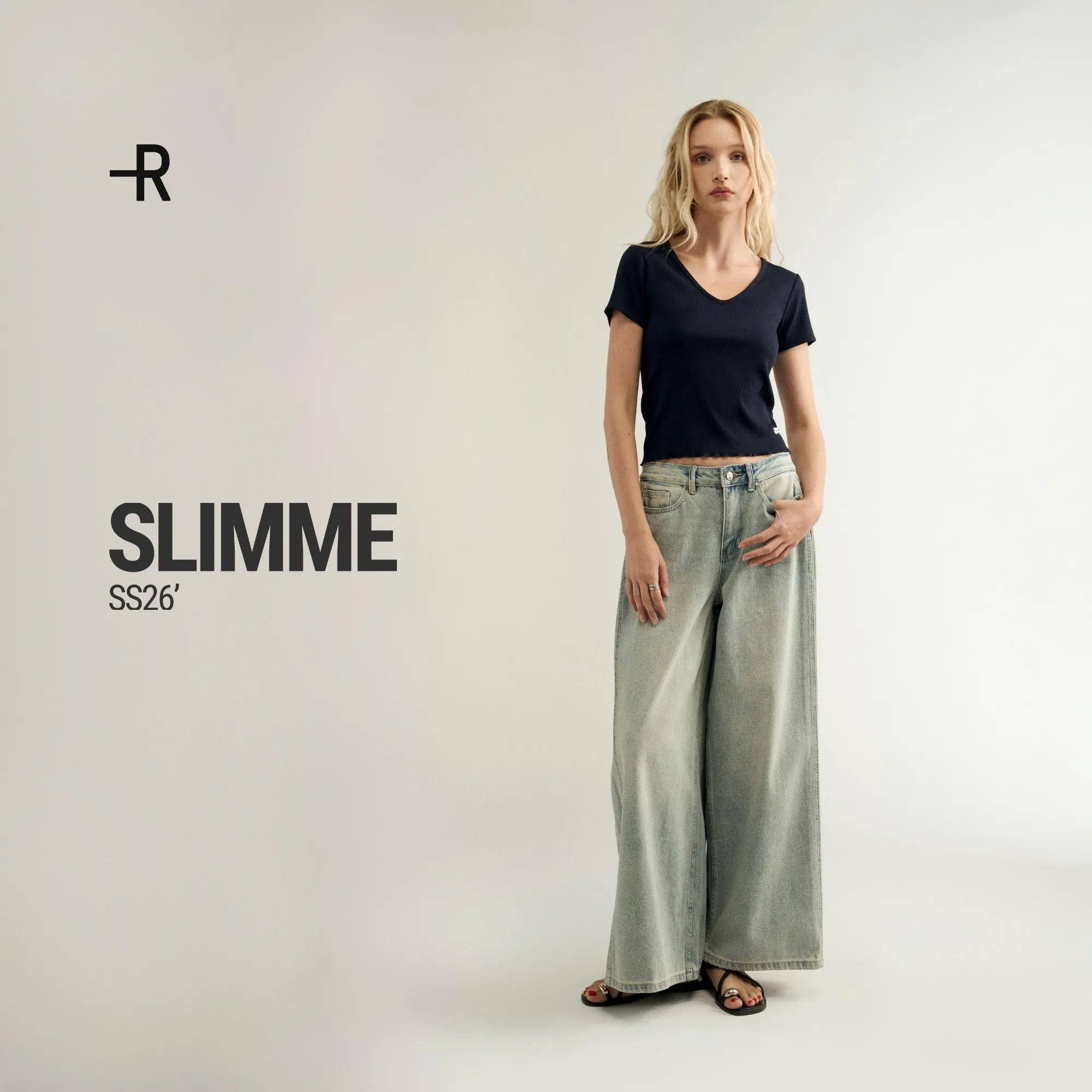 Phối áo thun body cổ V cùng quần jeans dài xanh đậm tạo hiệu ứng dài chân
