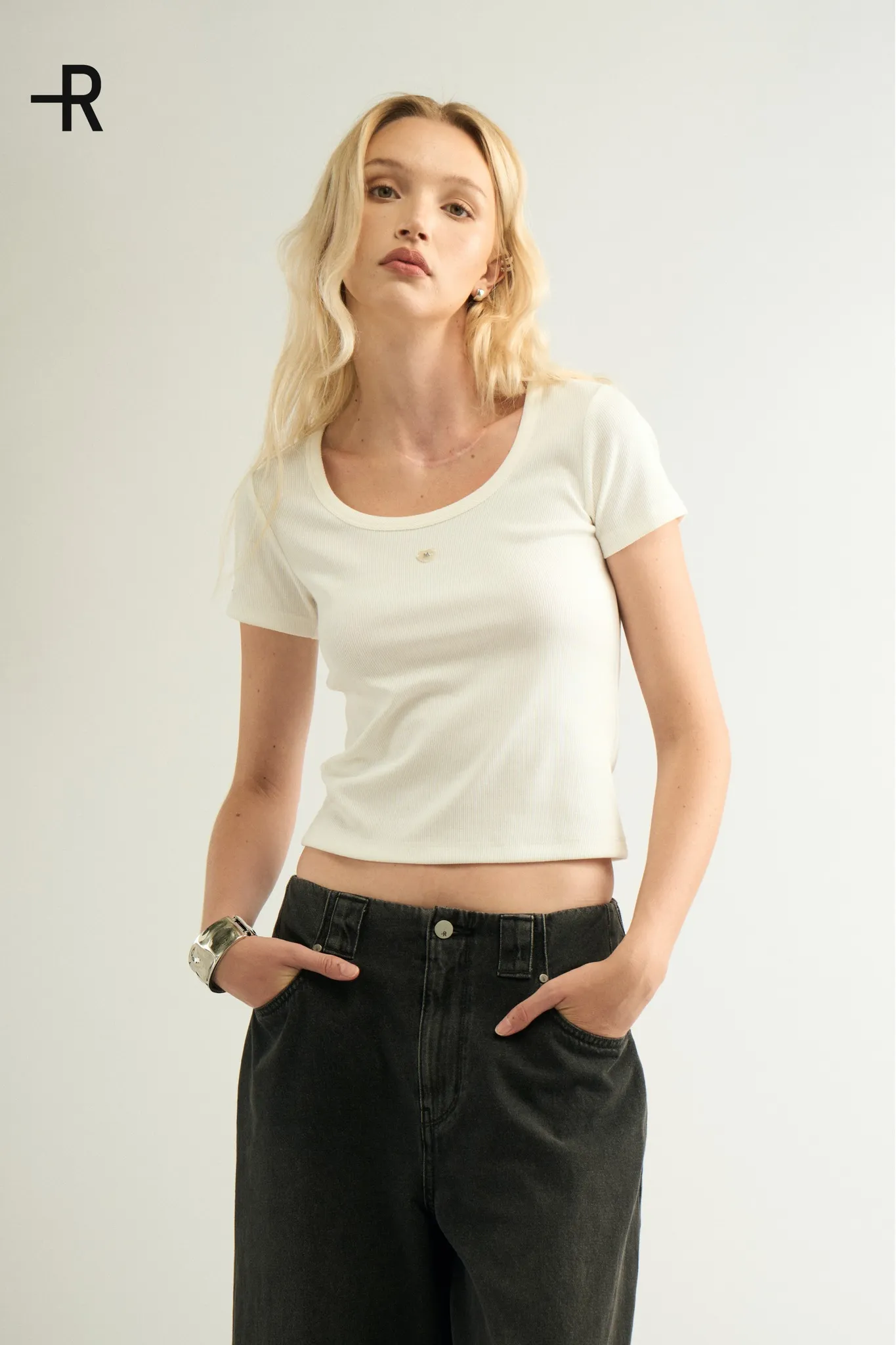 Mẫu áo thun body gân trắng phối quần jeans tối màu là combo lên đồ đơn giản mà cực kỳ hiệu quả