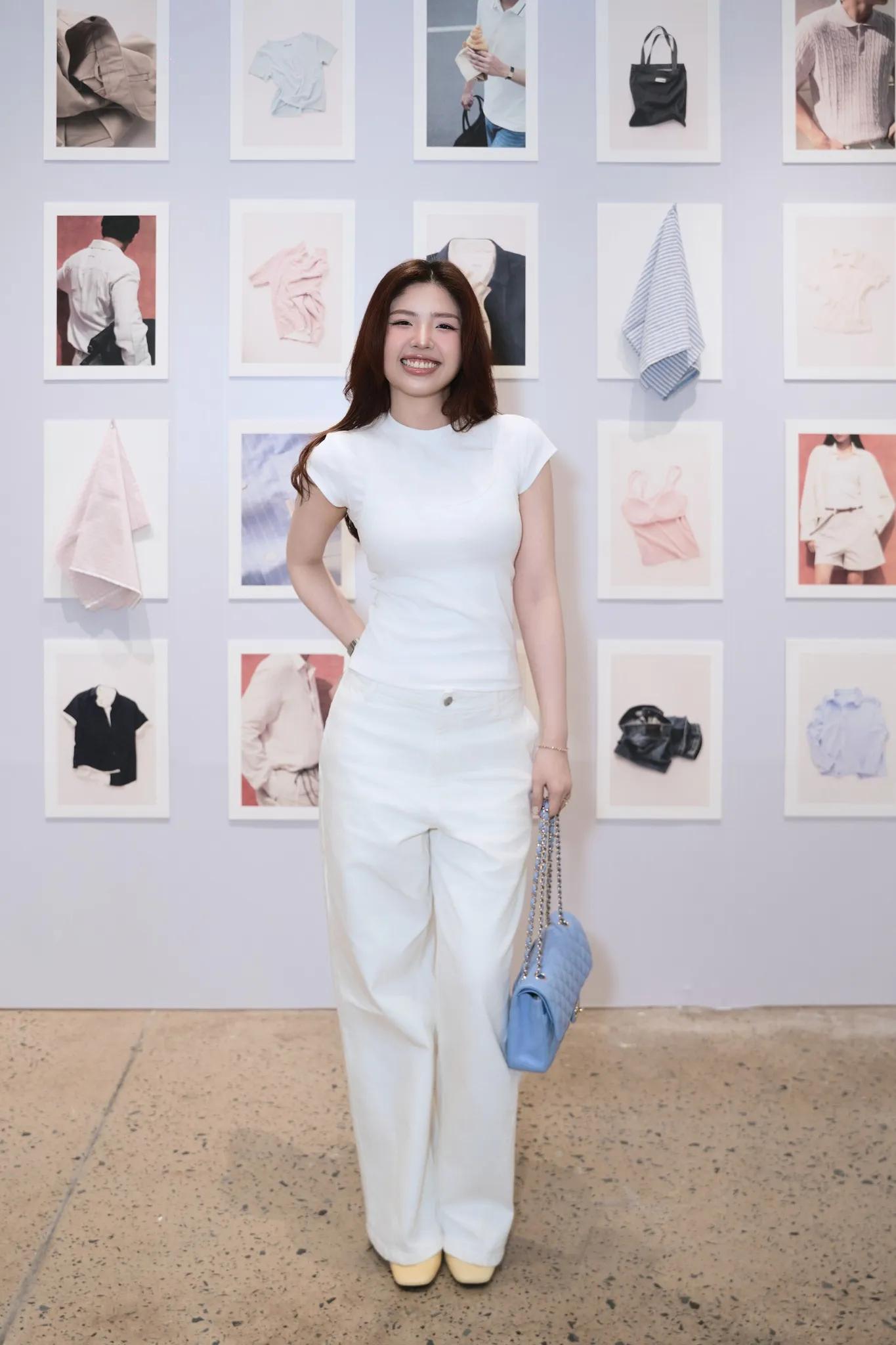 Cách phối áo thun body layer kết hợp quần jeans trắng đầy cuốn hút