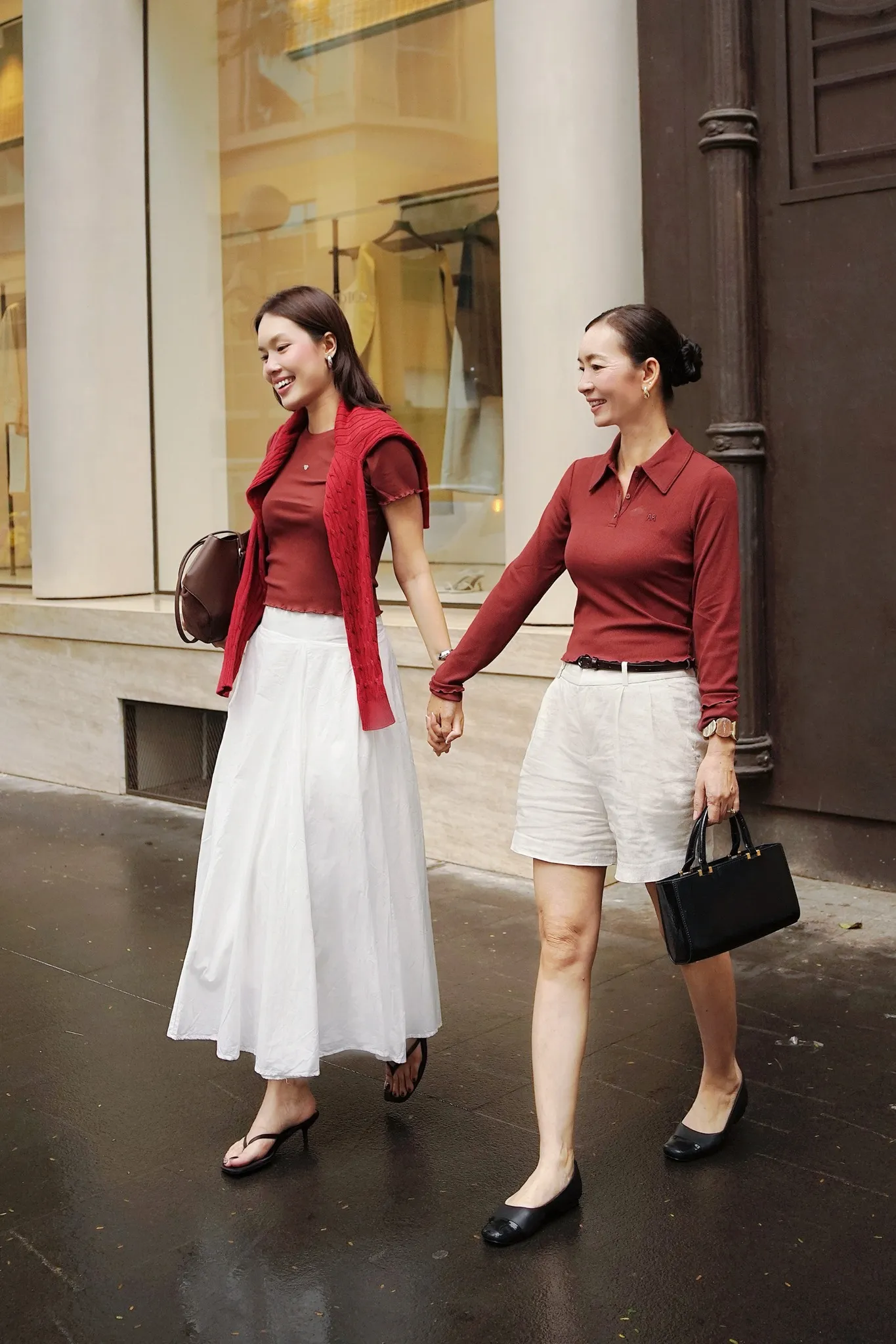 Phối áo thun body cùng chân váy hoặc quần short năng động
