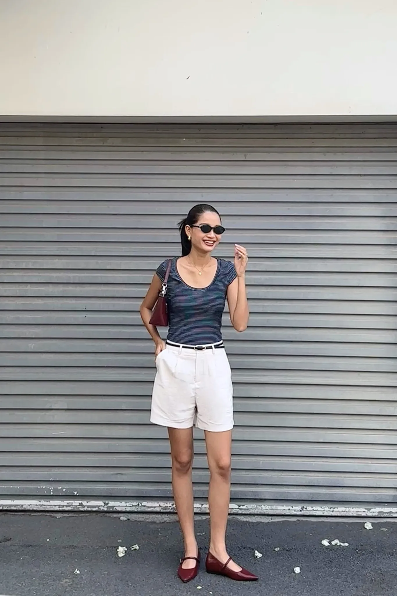 Áo thun body ôm fit phối quần short thích hợp đi dạo phố