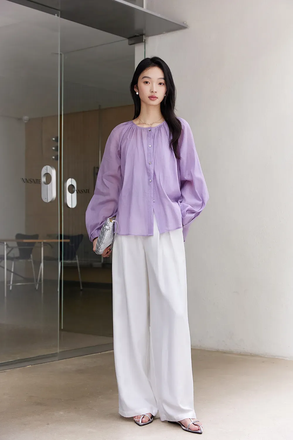 Áo tím lavender kết hợp quần ống rộng trắng, mang phong cách thanh lịch, nhẹ nhàng và tinh tế (Nguồn: Internet)