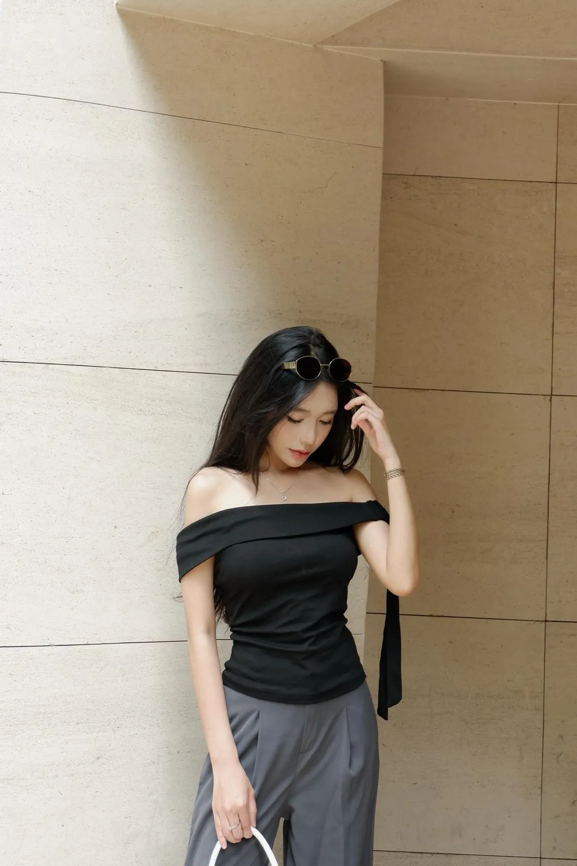 Quần tây nữ mix&nbsp;áo trễ vai diện Tết sang