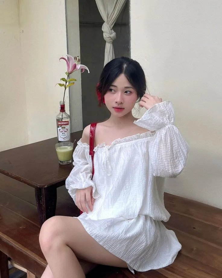Kiểu áo trễ vai tay dài mang lại nét đẹp nữ tính, điệu đà