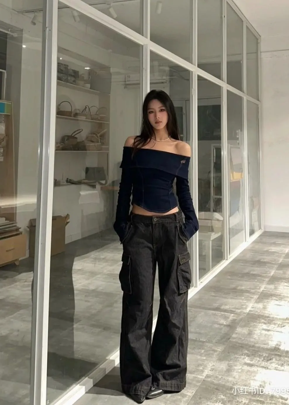 Quần jean túi hộp mix cùng áo trễ vai tay dài gợi cảm, cá tính