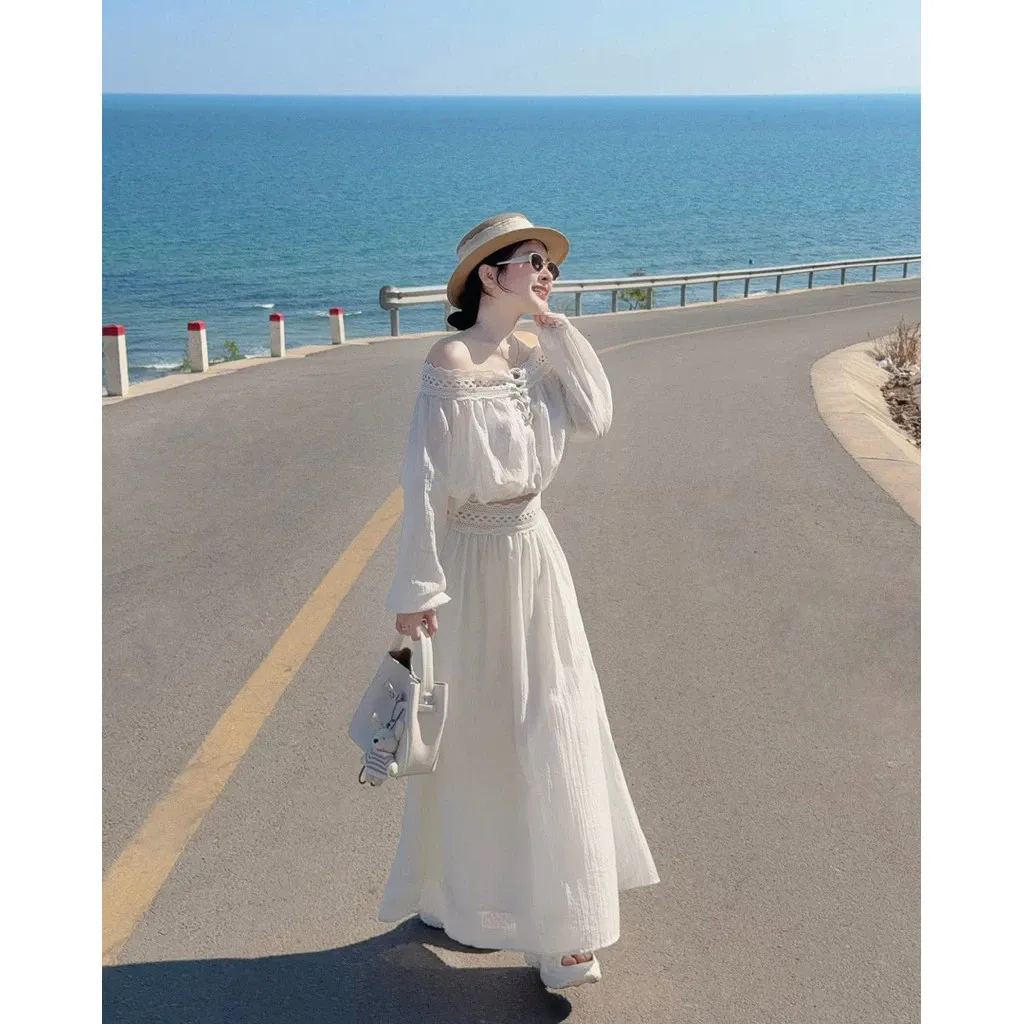 Combo đi biển với chân váy dài bồng bềnh và áo trễ vai tay dài croptop