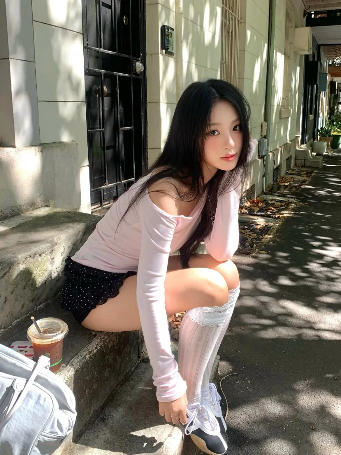 Áo trễ vai tay dài hồng pastel cho nàng vẻ ngoài ngọt ngào và cuốn hút
