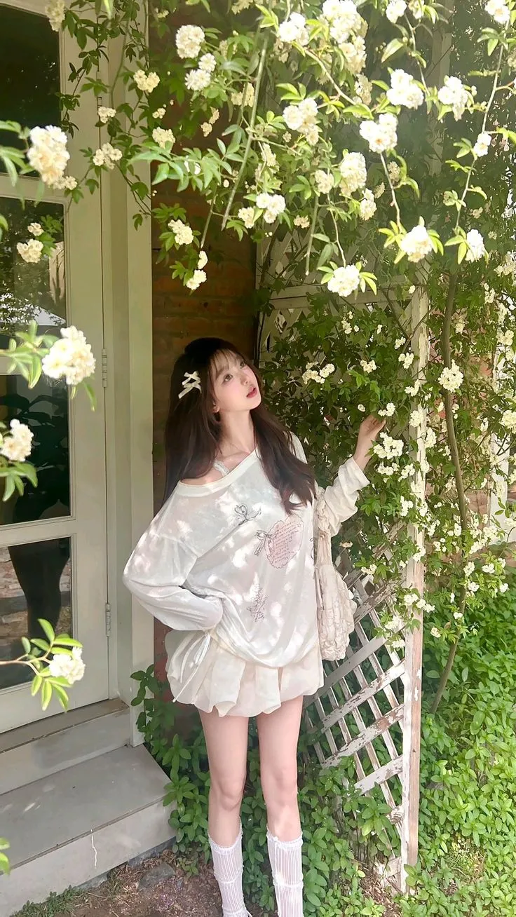 Áo trễ một bên vai mix với chân váy bí trẻ trung, trendy