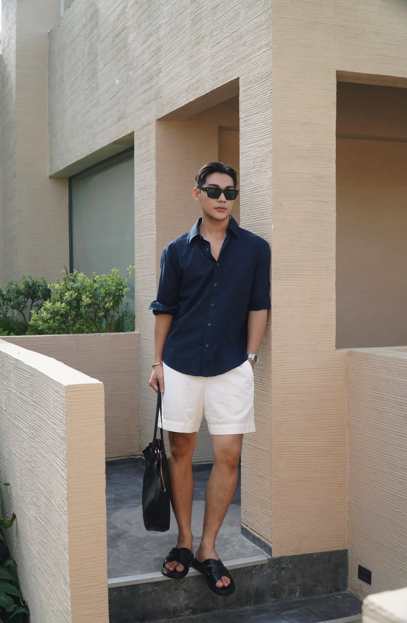 Sơ mi xanh dương đậm đi cùng quần short trắng cho phong cách mùa hè phóng khoáng