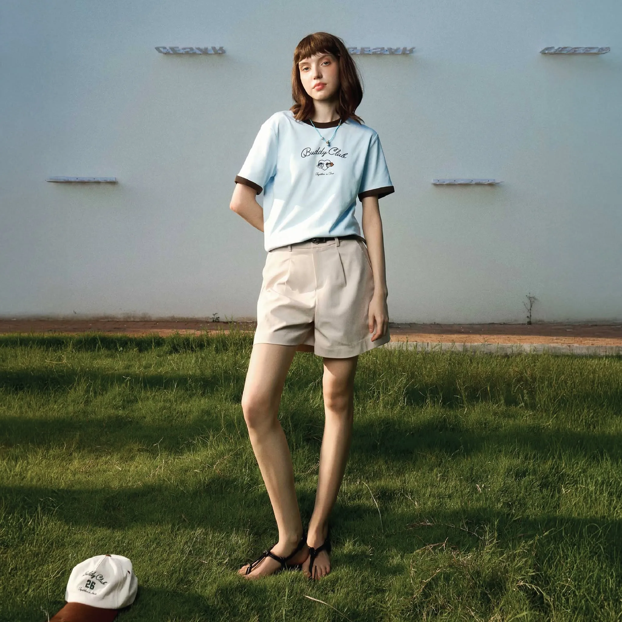 Outfit dạo phố cho bạn gái với quần short kaki màu be và áo thun màu xanh pastel