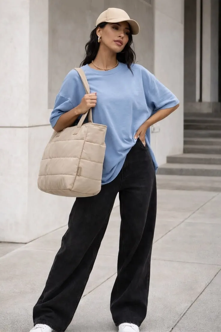 Áo thun xanh dương nhạt cùng jeans đen ống rộng cho phong cách street style năng động