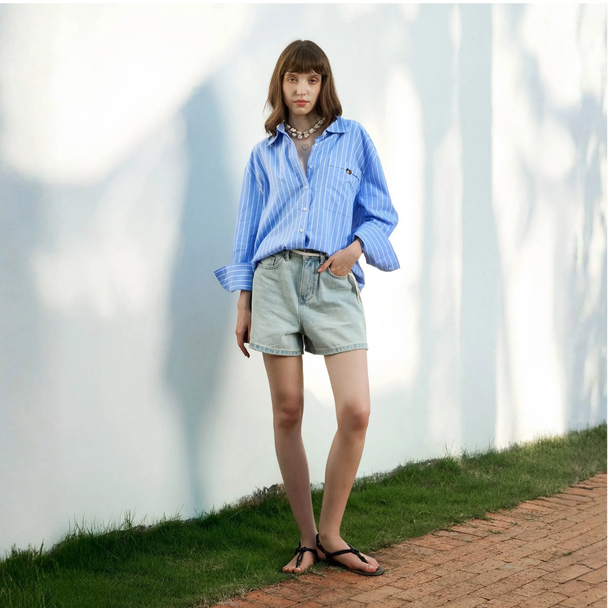 Áo sơ mi xanh dương sọc phối quần short jean xanh cho outfit năng động