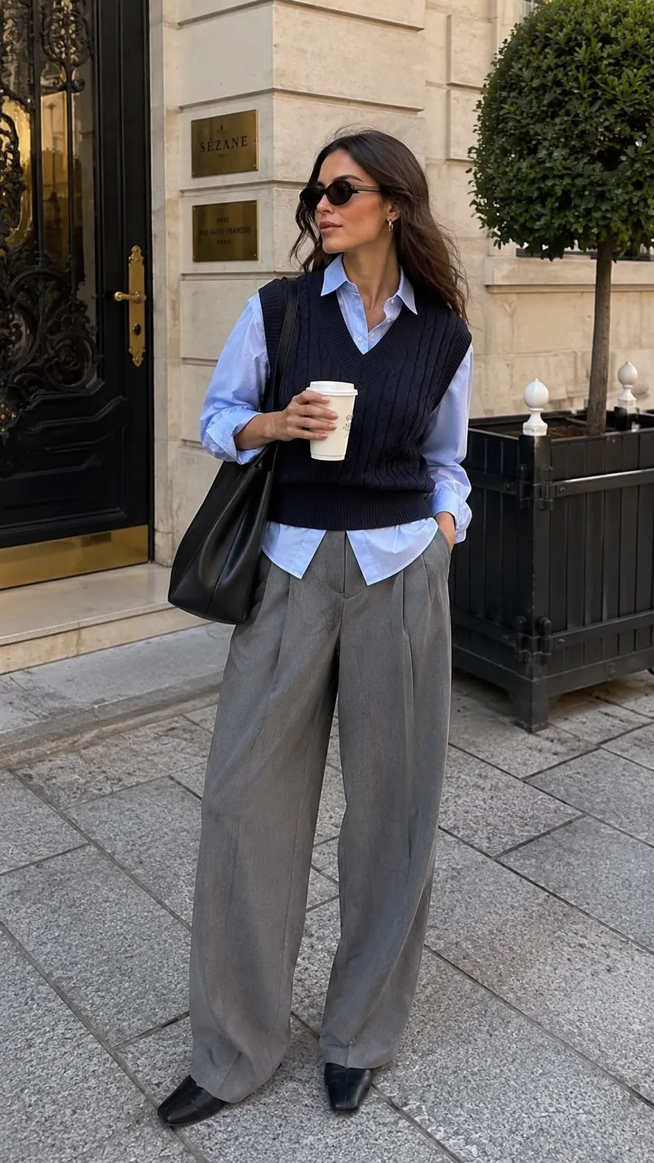Layering áo xanh dương cùng gile len navy và quần tây màu xám thanh lịch