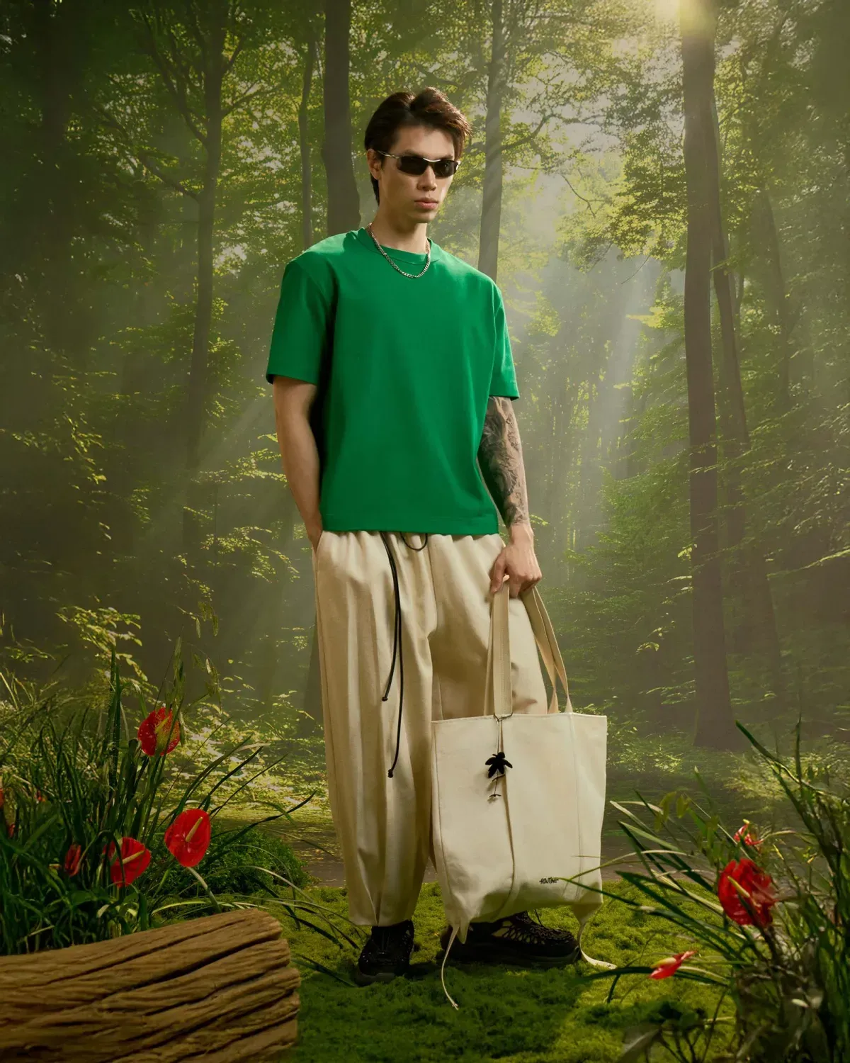 Outfit mùa hè thoải mái với áo thun màu xanh lá và quần màu be