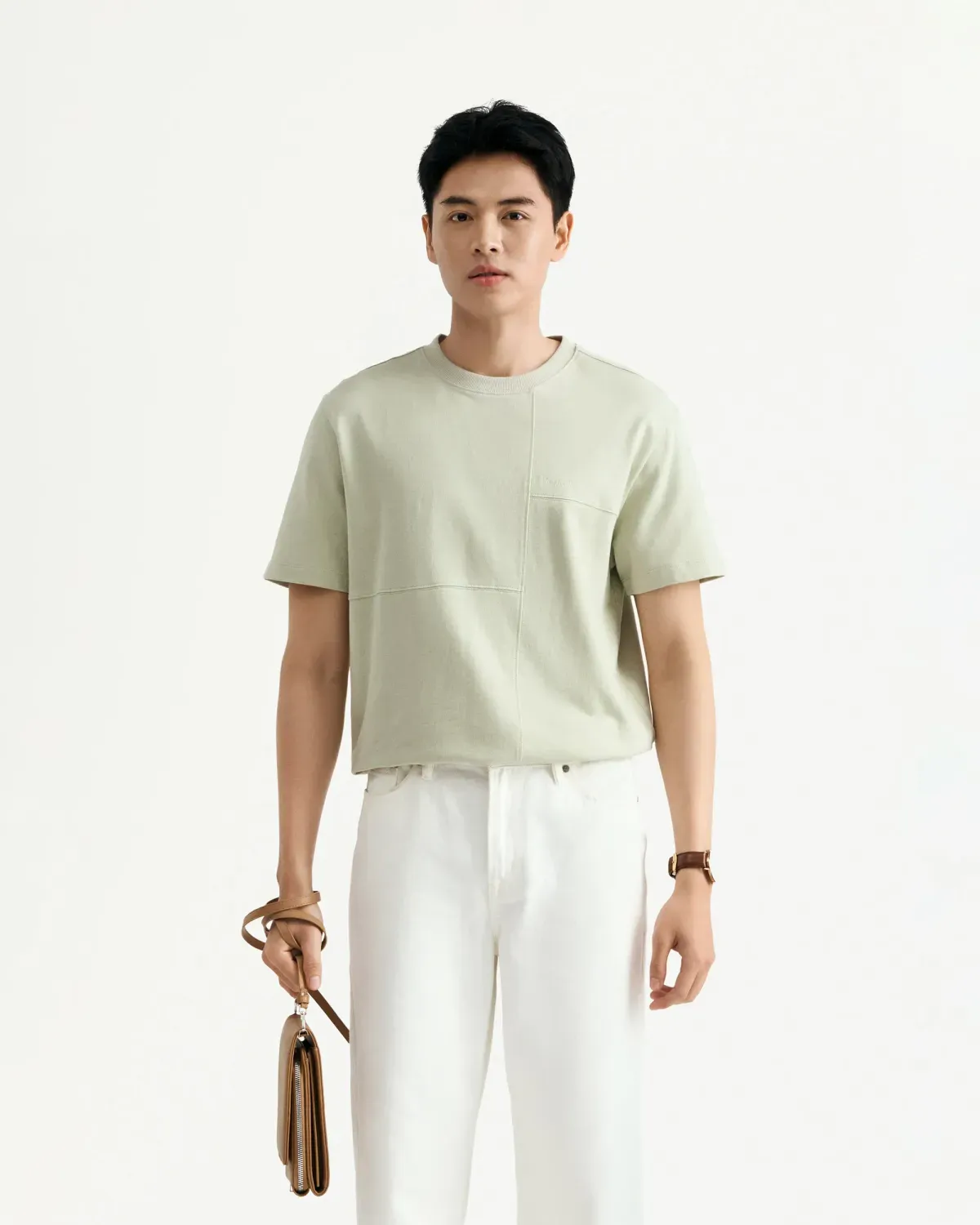 Áo thun xanh lá pastel mix cùng quần trắng lịch lãm