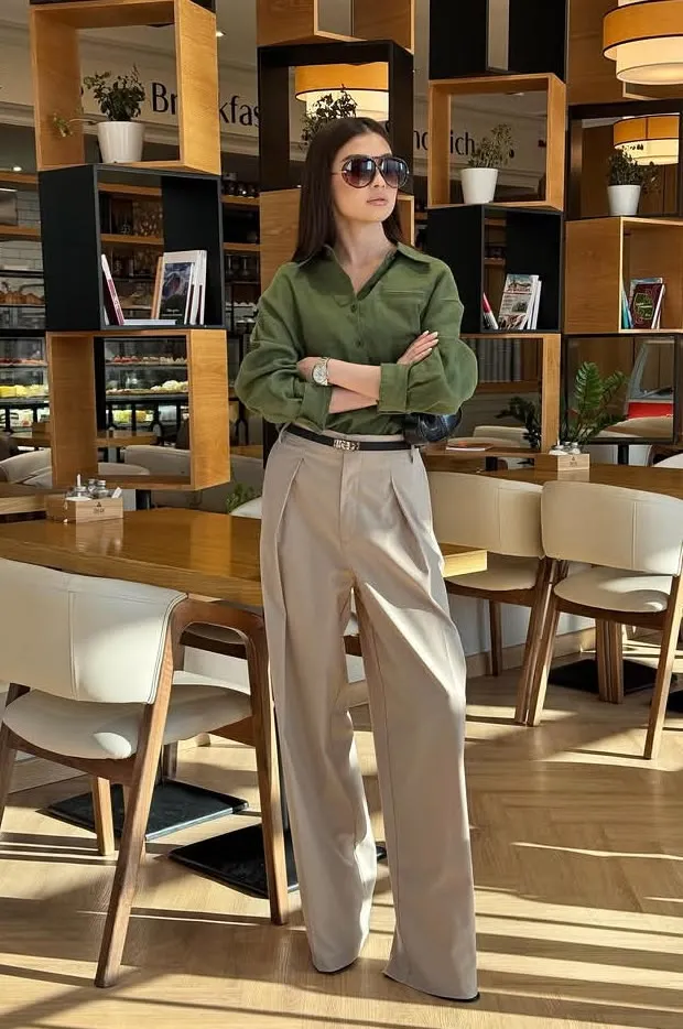 Áo xanh lá cây mix quần tây màu be cho nàng công sở