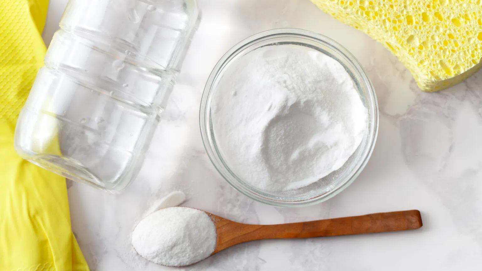 Baking soda có khả năng hỗ trợ làm sạch và làm mờ các vết lem màu trên quần áo
