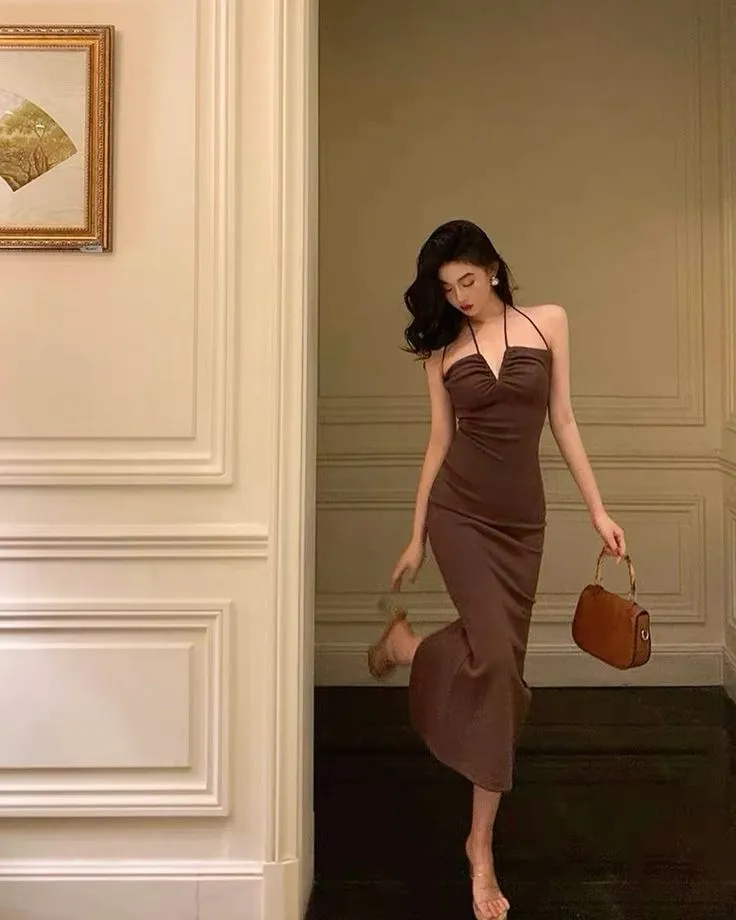 Bạn có thể thử co một chân như chỉnh giày giúp bức bình có độ sinh động tự nhiên (Nguồn: Interet)