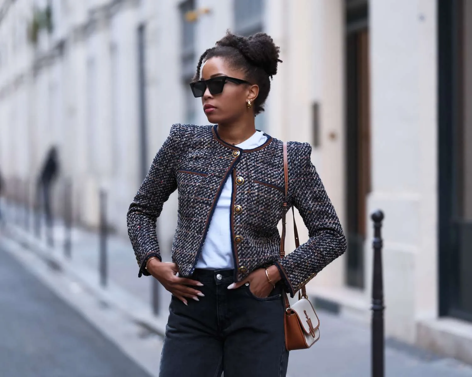 Bạn nên giặt khô trang phục làm từ vải tweed để hạn chế co rút
