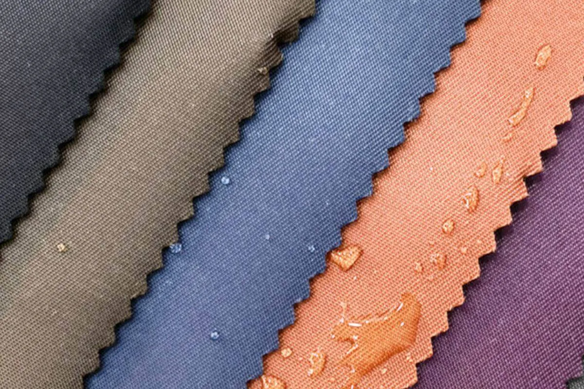 Bạn nên phơi quần áo làm từ vải nylon ở nơi thông thoáng
